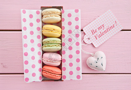 色彩多彩的玉纱饼干食物时间生日圆点休闲咖啡粉色糖果木板背景图片