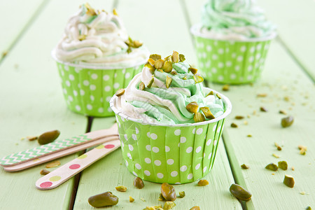 绿色圆点冷冻酸奶和新鲜的活塞冰淇淋杯子水平冰淇淋勺香草圣代小吃冰冻圆点坚果背景