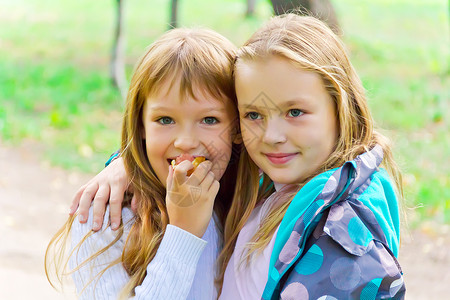两个吃女孩的可爱女性白色女学生孩子金发童年背景图片
