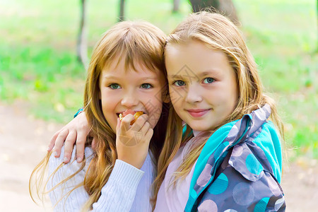 两个吃女孩的可爱白色女学生孩子金发女性童年背景图片
