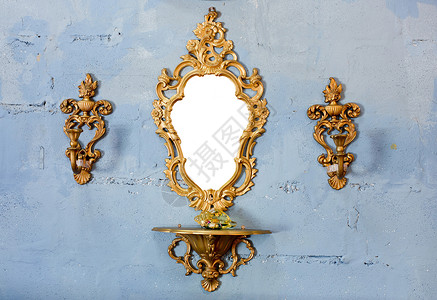 老式红镜子金古镜 墙上有金烛台背景