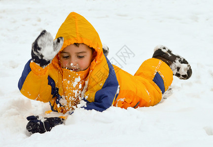 在雪中玩耍溜冰场孩子游戏黄色背景图片