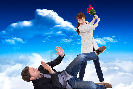 玫瑰高度女性向男性投掷玫瑰的复合形象背景