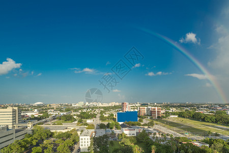 迈阿密市中心上空的彩虹背景图片