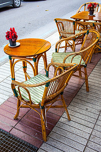 街头咖啡店街道餐厅柳条桌子午餐早餐家具木头人行道咖啡背景图片