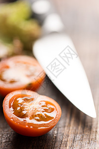 用刀砍板上的切片番茄图片