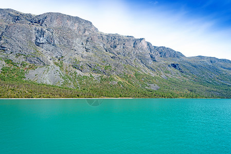 Gjende是Jotunheimen山丘观渡轮的湖高清图片