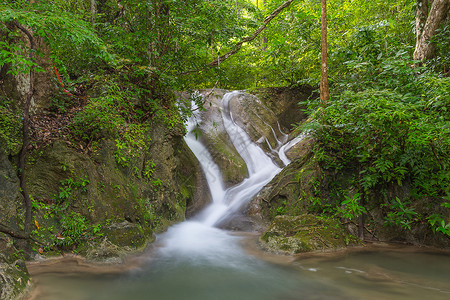 埃拉万瀑布蓝色公园石头树木瀑布旅行环境事项游客森林高清图片