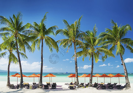 晴天雨伞在波罗卡伊热带岛屿的白沙滩休息室酒吧假期商业海滩雨伞游客水平异国橙子晴天躺椅背景
