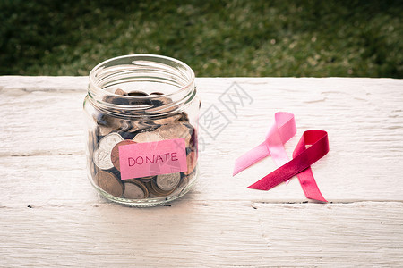 捐钱给乳腺癌慈善会高清图片