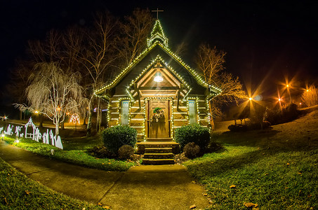 夜间照明的小小小礼拜堂信仰灯光教堂孤独宗教草地背景图片