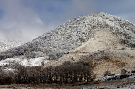 贝什图山季节牧场棕色丘陵草地白色蓝色风光田园山脊高清图片