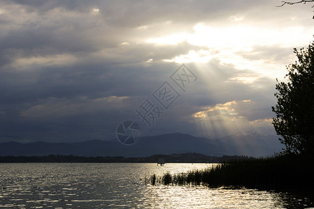 瓦雷斯湖上的灯光高清图片