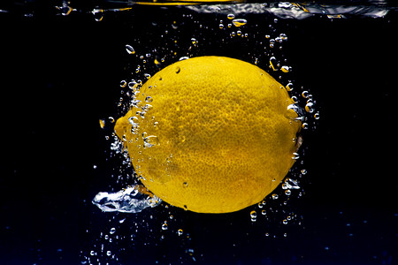 柠檬喷洒黄色水果水滴食物运动液体飞溅背景图片