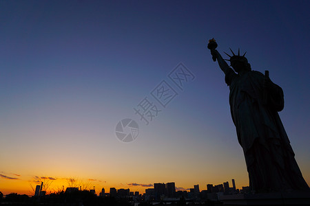 东京自由组织旅行复制品日落雕像地标城市天空阴影背景图片