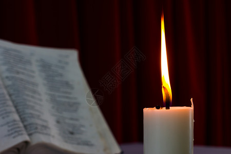 基督教祷告圣经用蜡烛在桌上打开诗篇档案古董遗嘱火焰宗教黑暗枝形框架历史背景