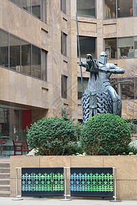 现代建筑的骑士雕像背景图片