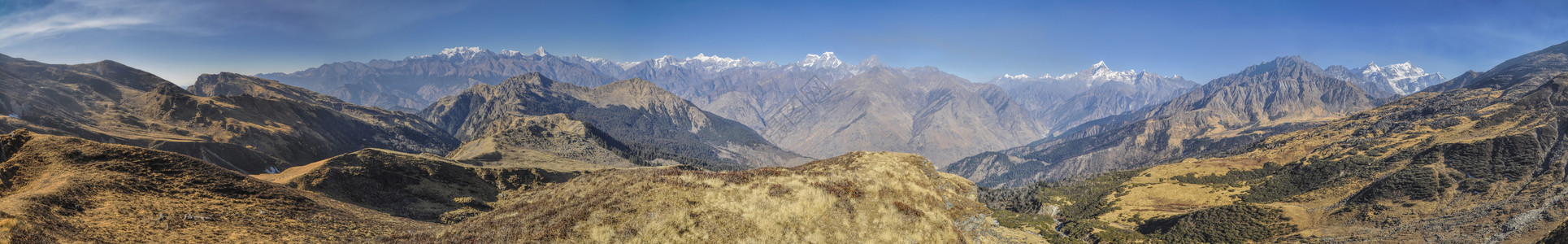 Kuari 出入证岩石山峰美丽全景阳光照射水平植物远足阳光山脉背景图片