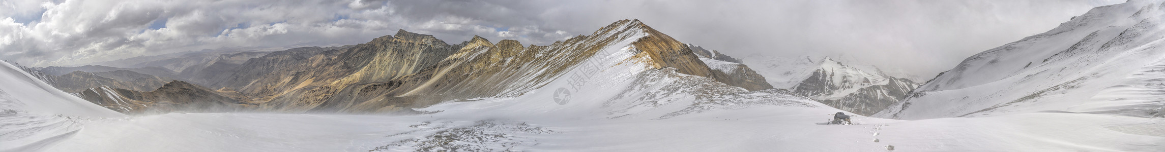 瓦丁克斯芬塔吉克斯坦概况岩石美丽风暴山脉风景丘陵多云全景远足水平背景