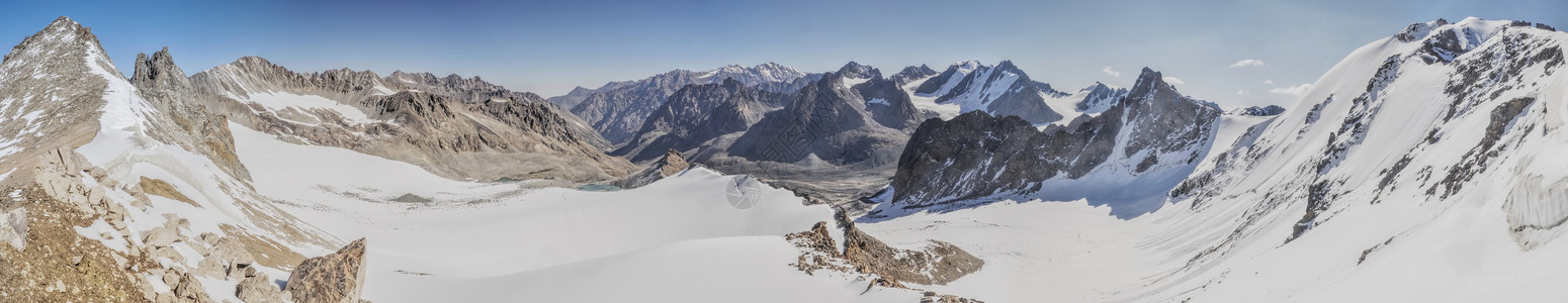 胡内多阿拉吉尔吉斯斯坦的Ala Archa高度首脑水平山脉山峰全景冰川风景顶峰岩石背景