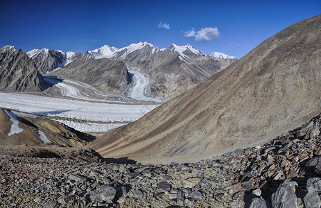 塔吉克斯坦的冰川远足山脉山峰丘陵干旱风景全景背景图片