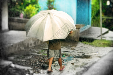 伞式雨伞天空孩子天气旅游男生热带旅行背景图片