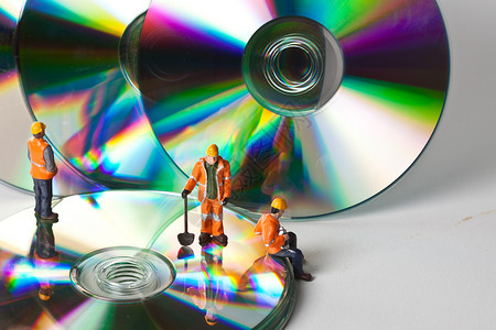 使用CD的迷你分子劳动工人光碟工作音乐行动职场反思男人记录背景图片