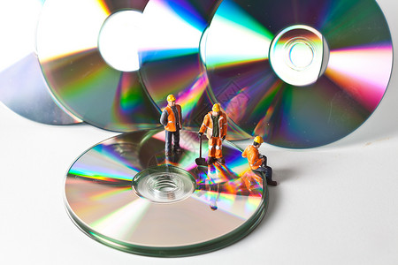 使用CD的迷你分子记录光碟劳动工人职场音乐工作行动反思男人背景图片