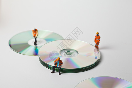 使用CD的迷你分子工作音乐职场工人行动光碟男人劳动记录反思背景图片