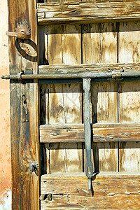 在非洲 老家和保险锁是生锈的建筑入口钥匙挂锁出口安全螺栓隐私木头古董背景图片