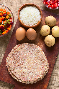 科恰班巴玻利维亚肉类叫Silpancho木板食物肉片盘子午餐美食面包屑烹饪扁平化土豆背景