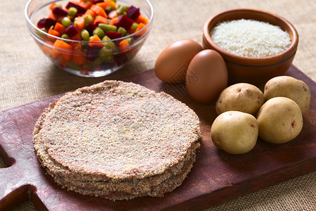 科恰班巴玻利维亚肉类叫Silpancho扁平化木板食物盘子面包屑水平美食蔬菜圆形烹饪背景