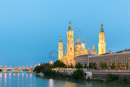 西班牙萨拉戈萨旅行大教堂反射教会旅游建筑学建筑文化支撑地标背景图片