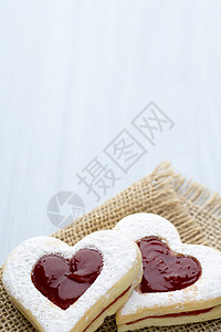 曲奇的心脏形状饼干美食甜点小吃烘烤宏观白色背景图片