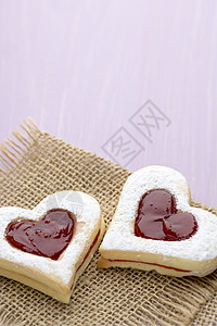曲奇的心脏形状美食小吃白色甜点饼干烘烤宏观背景图片