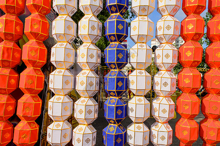 泰国节日多彩的挂纸绿灯侠黄色枝形火炬游客旅游蓝色吊灯金子天空宗教背景图片