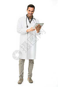 具有听诊镜和药片的男医生自信心自信年轻人数字工作医药全长肖像男人电脑背景图片