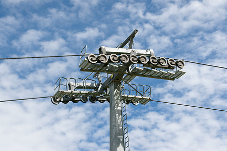 电缆和高金丝线运输蓝色灯光索道白色阳光效果多云水平背景图片