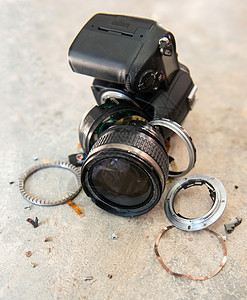相机镜头破损照片地面维修玻璃镜片黑色电子产品服务塑料摄影背景图片