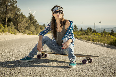 斯卡特女孩运动木板滑板乐趣拉丁闲暇赃物溜冰者滑冰青年图片