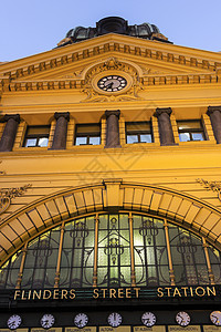 费林德斯火车站Flinders街车站旅行时间黄色建筑柱子建筑学火车站入口背景