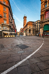 上午在米兰意大利米兰举行的杜奥莫广场和梅坎蒂天空建筑学假期旅行大教堂天际石头街道历史性人士背景图片