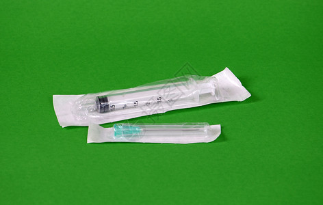 医疗注射器塑料疫苗器材注射红色用品绿色背景图片