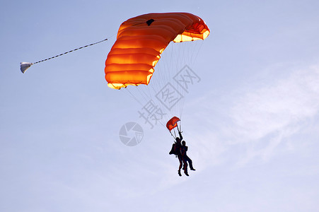 逆风滑行滑动翼型天空天蓝色趣味降落伞背光跳伞双人太阳飞行背景