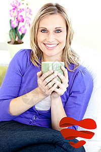 金发女人坐在客厅沙发上 喝着咖啡的喜悦形象综合图象高清图片