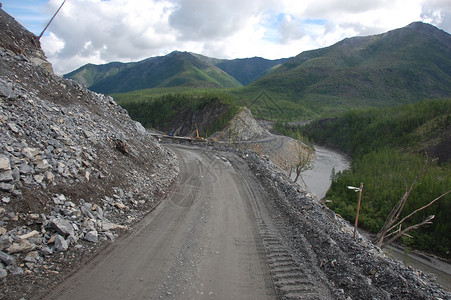 山丘碎石路向左转背景图片