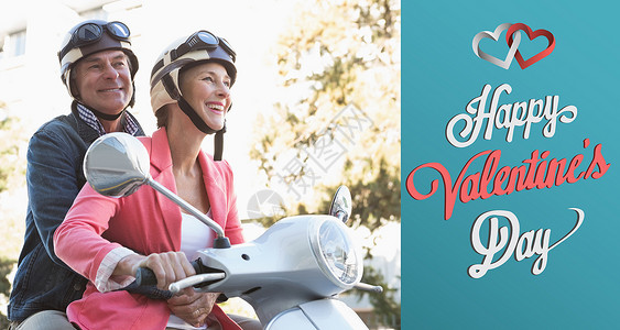 快乐的老年情侣骑摩托车的综合形象金发城市生活助力车拥抱阳光闲暇骑术女士夫妻休闲背景图片