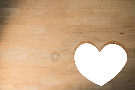 在木柴中切出心脏木头情人浪漫背景图片