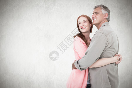 搭配情侣拥抱和微笑的复合形象情怀男人快乐头发情人白色墙纸红发女士亲密感背景图片