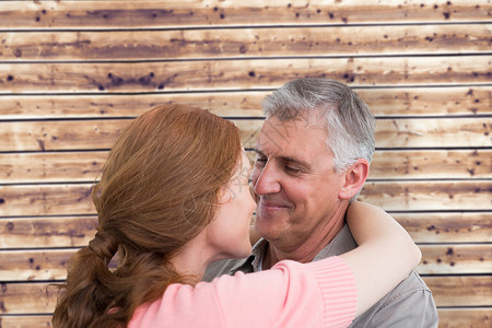 搭配情侣拥抱和微笑的复合形象男性情怀情人夫妻绘图计算机棕色服装快乐女性背景图片
